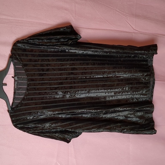 Boohoo Plus Velvet Stripe Short Sleeve Boxy Tee in Black size 18 - Picture 1 of 6